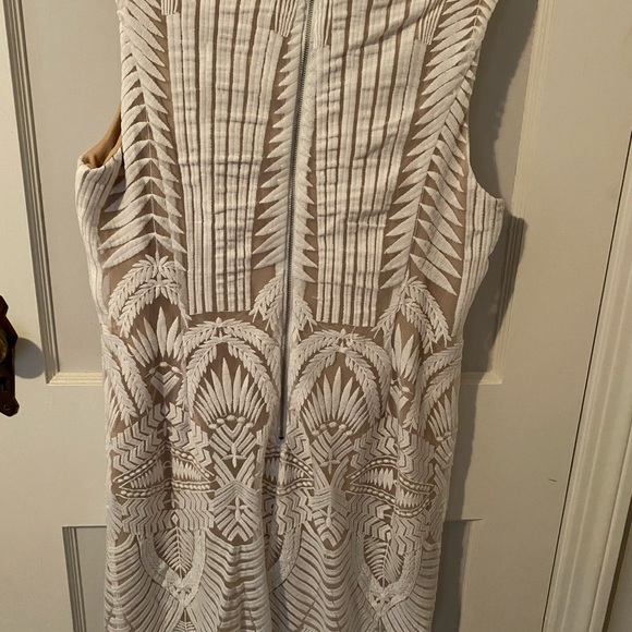 V neck lace white and beige dress - Picture 3 of 3